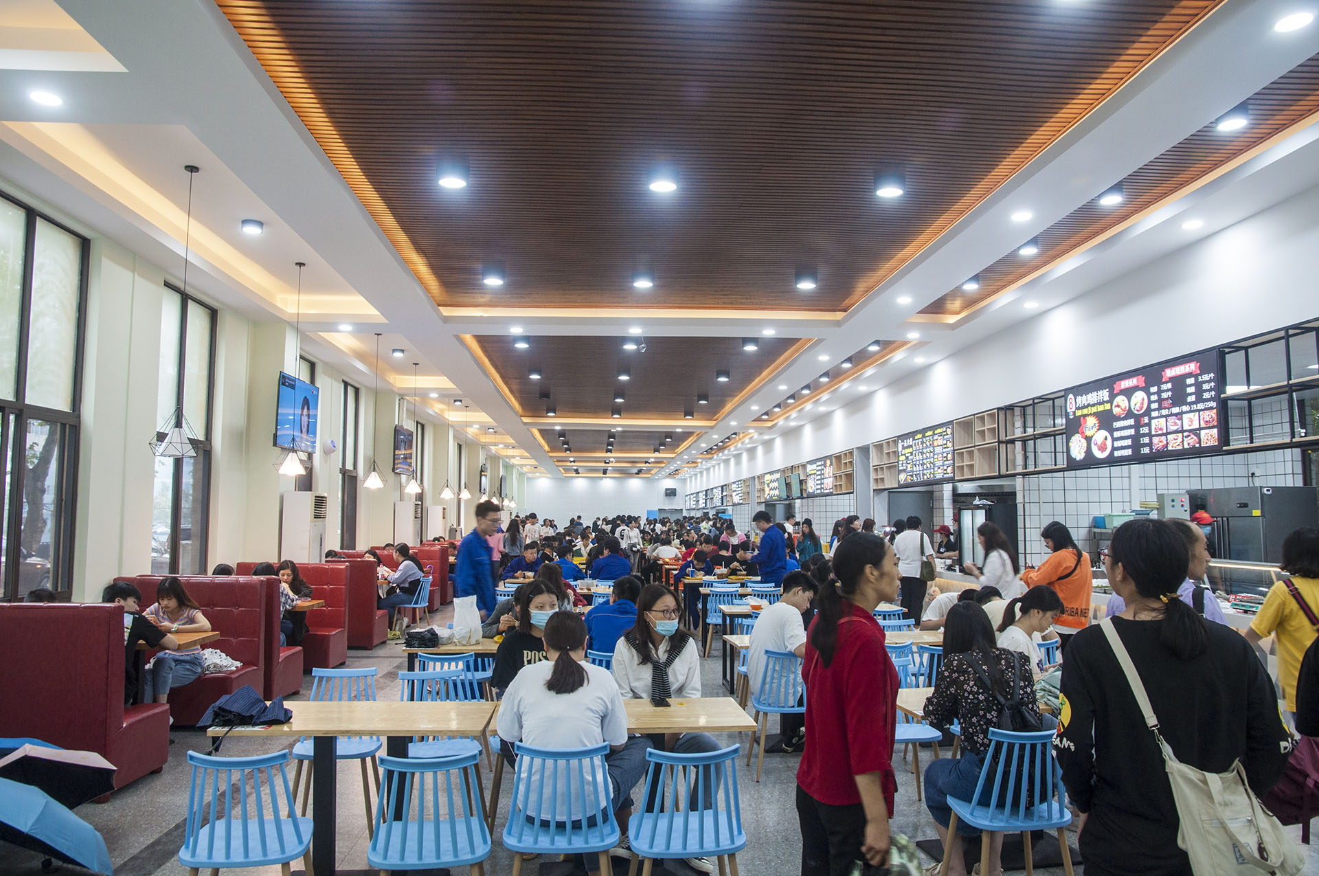 热烈祝贺重庆人文科技学院慧园食堂重装开业 