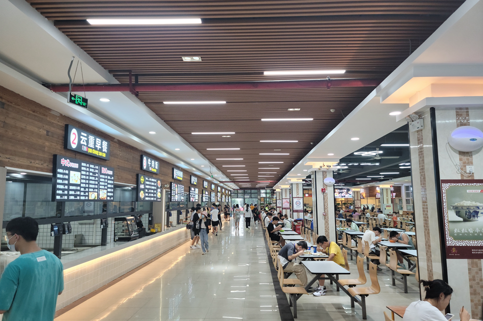 热烈祝贺重庆工程学院双桥校区一食堂再次重装开业